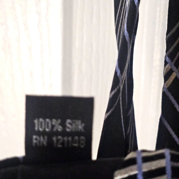 Michael Kors 100% Silk Tie. - Picture 8 of 13